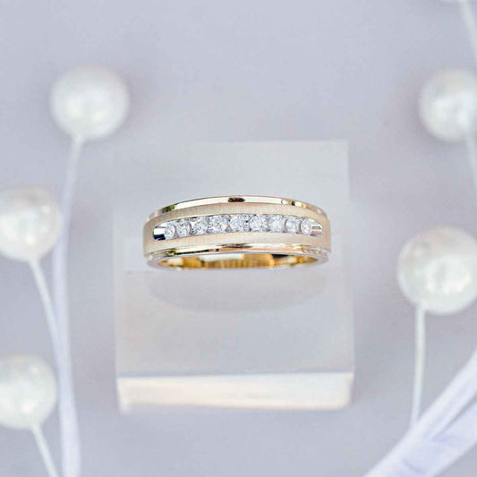 Men's 1/4 ct. tw. Round Brilliant Diamond Wedding Band with Brushed Center & Polished Step-Edge Sides in 10K side profile