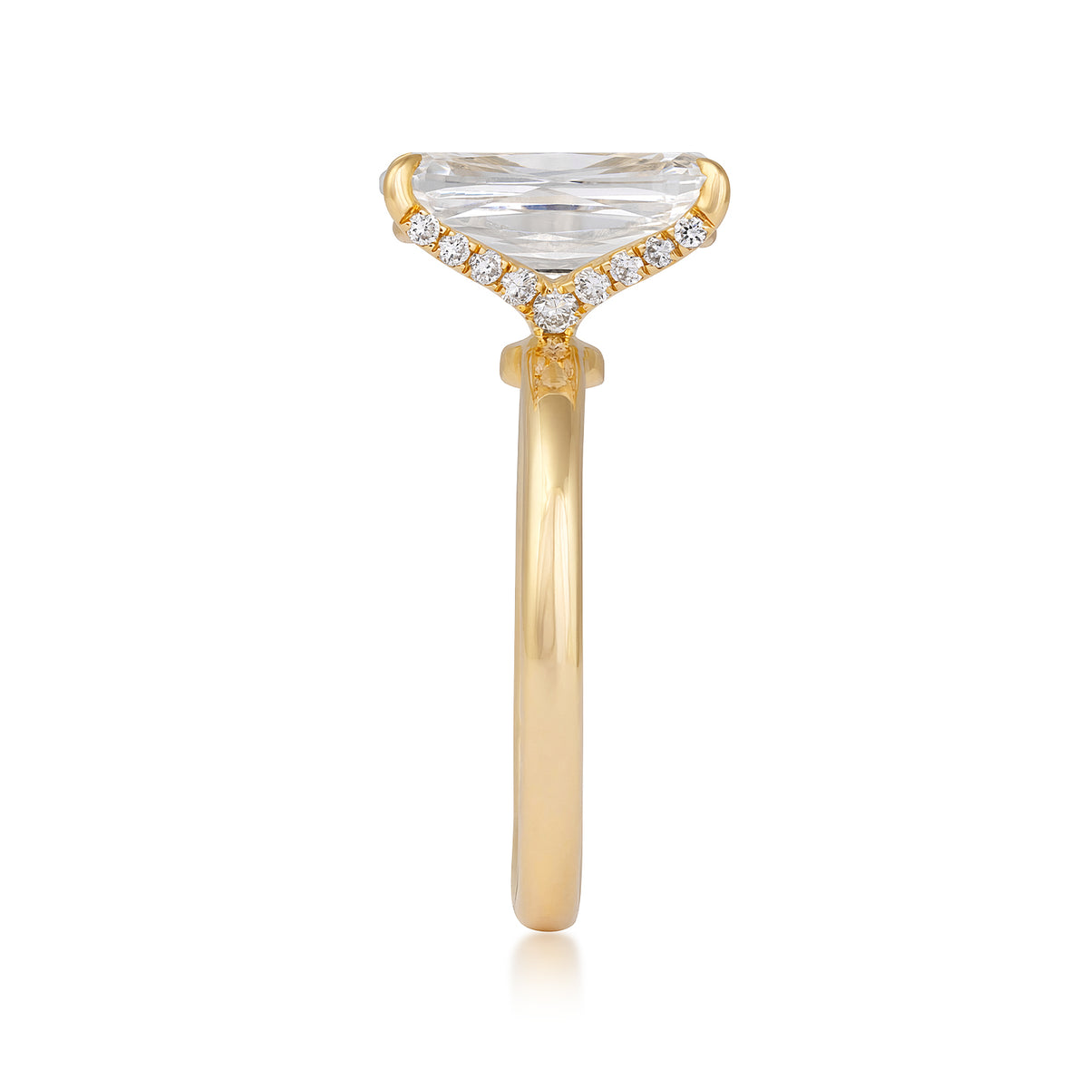 Engagement Ring in 18K Yellow Gold
18K yellow gold Above Love 3-1/8 ct. tw. lab-grown elongated cushion diamond engagement ring