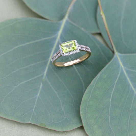 Tapered Baguette Peridot and 1/7 ct. tw. Diamond Fashion Ring with Split Band Design in 10K Yellow Gold close-up detail