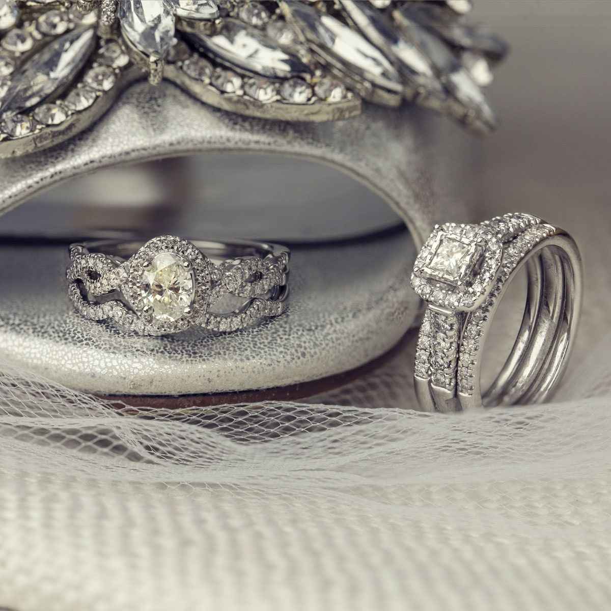 Natural 1 ct. tw. Oval Diamond Halo Twist Wedding Set in 14K White Gold side profile