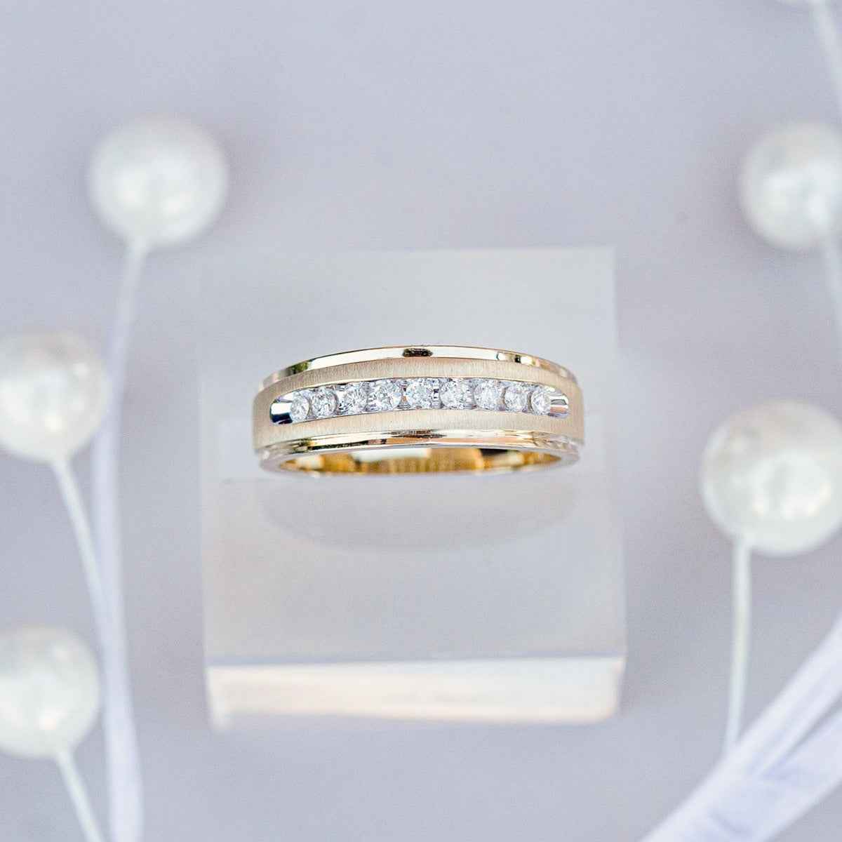 Men's 1/4 ct. tw. Round Brilliant Diamond Wedding Band with Brushed Center & Polished Step-Edge Sides in 10K side profile