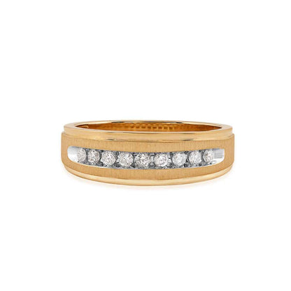 Men's 1/4 ct. tw. Round Brilliant Diamond Wedding Band with Brushed Center & Polished Step-Edge Sides in 10K close-up detail