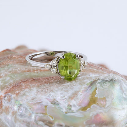 Oval Peridot & 1/7 ct. tw. Diamond Ring in 14K White Gold close-up detail