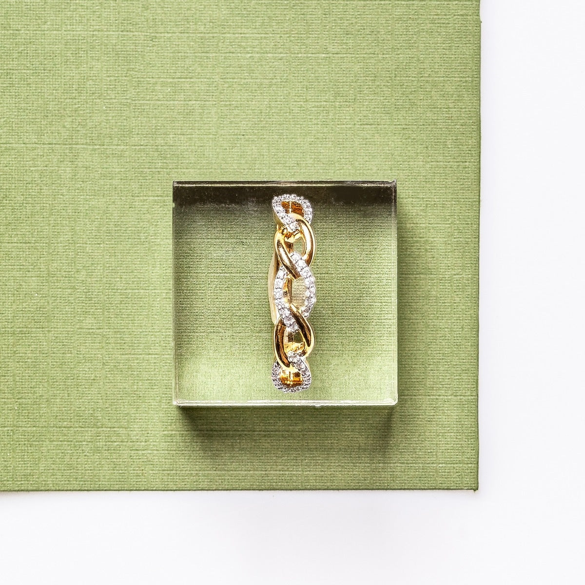 1/8 ct. tw. Diamond Marquise Link Ring in 10K Yellow Gold close-up detail