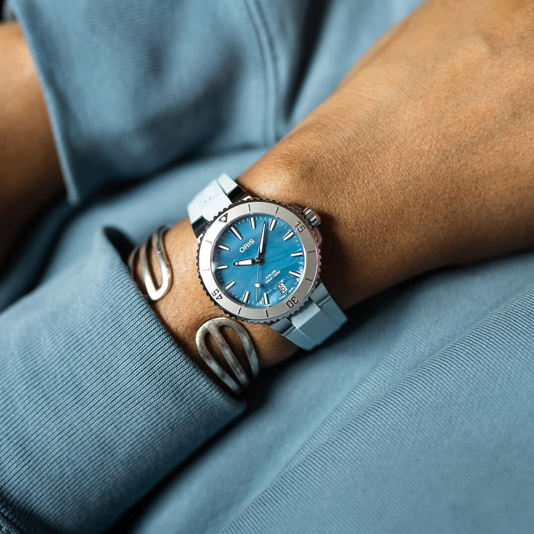 Oris Aquis Date Automatic Stainless Steel Watch with Blue Mother of Pearl Dial & Light Blue Rubber Strap close-up detail
