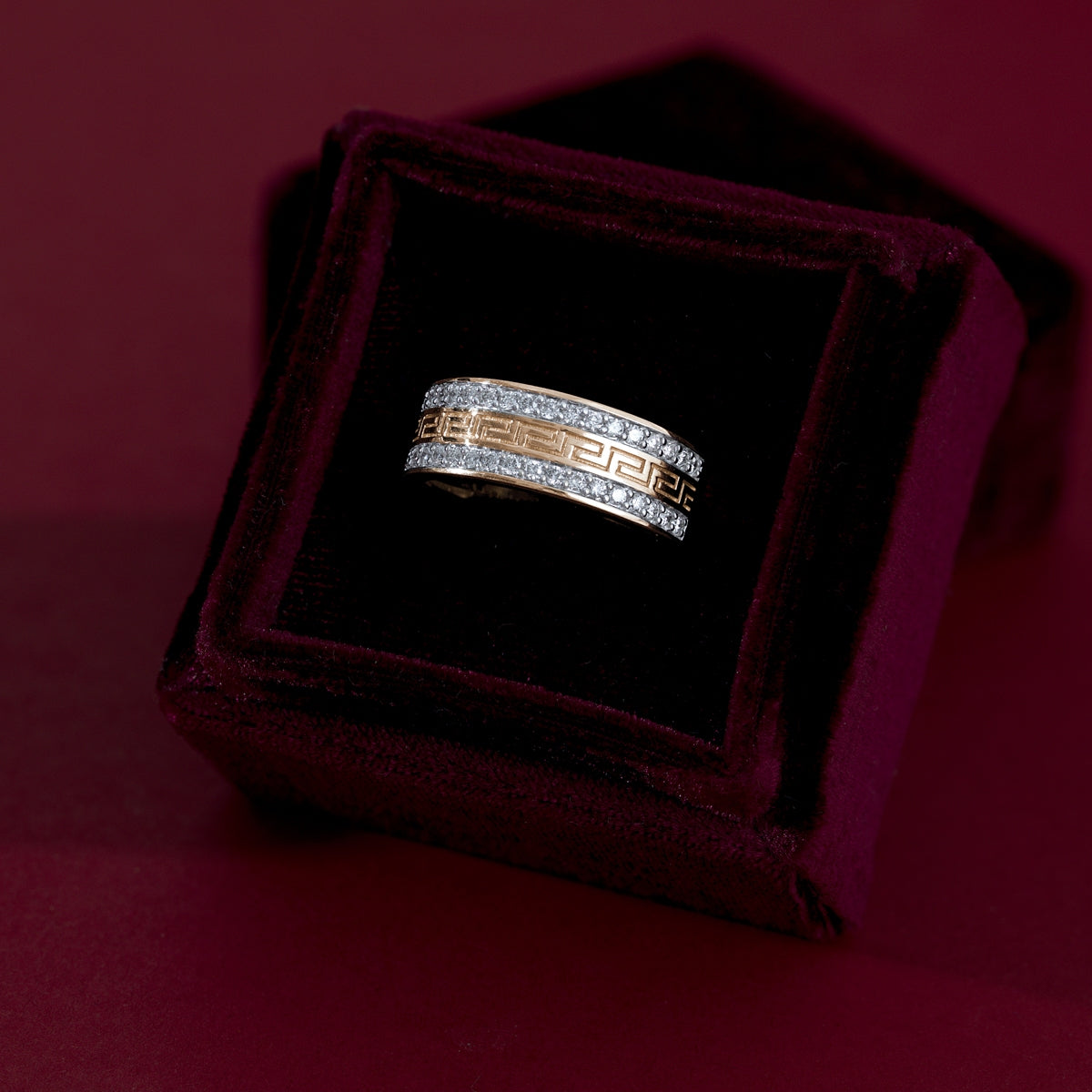 1/4 ct. tw. Men's Diamond Greek Ring in 10K Yellow Gold close-up detail