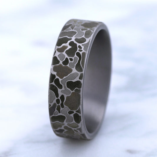 Men's 7mm Duck Camo Wedding Ring in Gray Tantalum close-up detail
