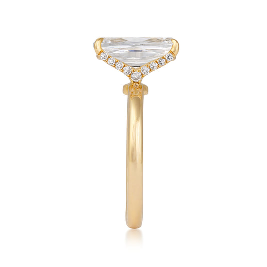 Engagement Ring in 18K Yellow Gold
18K yellow gold Above Love 3-1/8 ct. tw. lab-grown elongated cushion diamond engagement ring