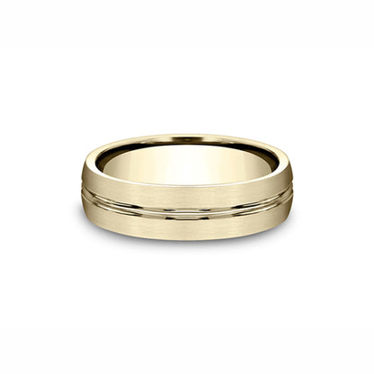 Benchmark Men's Satin Center Comfort-Fit Wedding Band in 10K Yellow Gold close-up detail