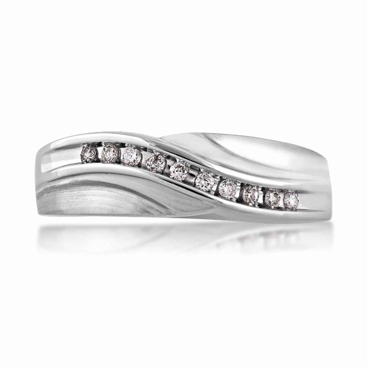 Men's 1/6 ct. tw. Round Brilliant Diamond Wedding Band with Outer Brushed Detailing in 10K White Gold close-up detail