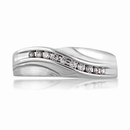 Men's 1/6 ct. tw. Round Brilliant Diamond Wedding Band with Outer Brushed Detailing in 10K White Gold close-up detail