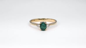 Oval Emerald & 1/10 ct. tw. Diamond Ring in 14K Yellow Gold close-up detail