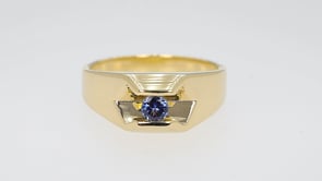 Yogo Sapphire Men's Ring in 10K Yellow Gold close-up detail